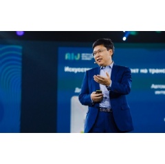 Dang Wenshuan delivering the keynote speech