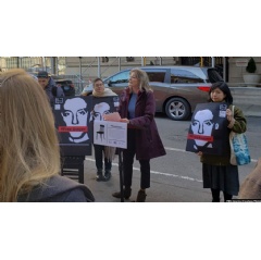 PEN America President Jennifer Egan, honoring RFE/RL contributor Stanislav Aseyev on Empty Chair Day at the Russian Consulate in New York.