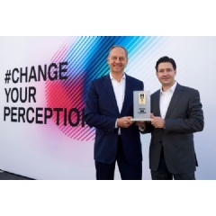 Dirk Hilgenberg, Senior Vice President Production System, Technical Planning, Tool Shop, Plant Construction and Matthias Schindler, Cluster Manager Artificial Intelligence in Production System present the Connected Car Award for BMW Group Production