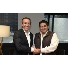Juan Antonio Alcaraz and Saeed Amidi sign the agreement