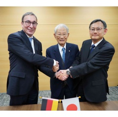 Signing of the strategic collaboration agreement: Dr. Stefan Sacré, Head of ZEISS in Japan, Prof. Dr. Hiroshi Matsumoto, President of RIKEN, and Dr. Yoshihiro Aburatani, President RIKEN Innovation (from left).