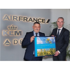 On the photo: Mario Cerutti, Chief Institutionals Relations & Sustainability Officer Lavazza (l) and Barry ter Voert, SVP Europe Air France-KLM