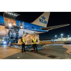 Minister Martin van Rijn (VWS) and President-CEO of KLM Elbers welcome the first Boeing 747 from Shanghai full of medical supplies at Schiphol Airport.