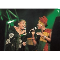 © UNICEF/UNI323336/Kidjo Library
Miriam Makeba and Angelique Kidjo on stage together in 2010