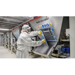 The new paint shop at the Mladá Boleslav plant, for example, uses approximately 210 g less solvent per car, and requires 17 per cent less clear coat than conventional systems.