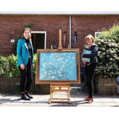 Emilie Gordenker (Director of the Van Gogh Museum) presents Saskia (one of the winners) with her own ‘Almond Blossom’. Photographer: Mark Engelsman