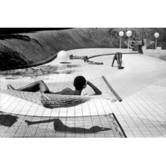 Swimming pool designed by Alain Capeillères, Le Brusc, Summer 1976 © Martine Franck / Magnum Photos