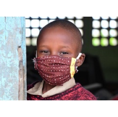  UNICEF/UNI372446/Dejong
A boy wearing a mask to protect himself against COVID-19, in Youpougon, a suburban of Abidjan, in the South of Cte dIvoire.