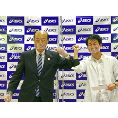 Japan HealthCare won the Grand Prize in the ASICS Accelerator Program.
Left:ASICS President & COO Yasuhito Hirota

Right:Japan HealthCare Representative Director & Medical Doctor Daichi Okabe