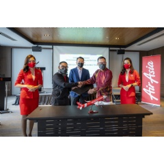 (Middle) Riad Asmat, AirAsia Malaysia CEO; Ooi Chok Yan, Penang Global Tourism CEO; and YB Yeoh Soon Hin, Penang state EXCO for Tourism and Creative Economy (PETACE)