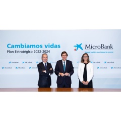 MicroBanks chairman, Juan Carlos Gallego; CaixaBanks chairman, Jos Ignacio Goirigolzarri ; and MicroBanks CEO, Cristina Gonzlez Viu.