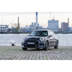 MINI Cooper S 3-door (Fuel consumption combined in l/100km: 6,5-6,2 (5,6-5,3) (NEDC); 6,7-6,2 (6,4-5,8) (WLTP) / CO2 emissions combined in g/km: 149-142 (128-121) (NEDC); 151-140 (144-132) (WLTP))