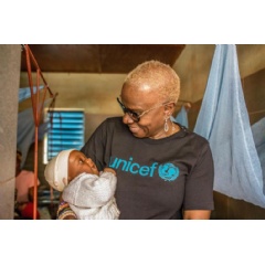 © UNICEF/UN0753445/Folly
UNICEF Goodwill Ambassador Angélique Kidjo visits the Centre de Nutrition Therapeutique (Centre for Therapeutic Nutrition) in Benin