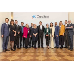 Gonzalo Gortazar, CaixaBank CEO, with the Milan Operational Branch team.