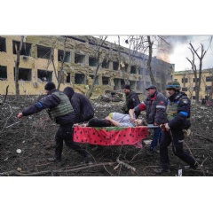 Ukrainian emergency workers carry an injured pregnant woman outside of a bombed maternity hospital in Mariupol, Ukraine. The photo earned AP photographer Evgeniy Maloletka the World Press Photo of the Year award. (AP Photo/Evgeniy Maloletka)