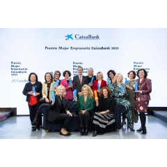 Gonzalo Gortazar, CaixaBank CEO, with the awardees of the Women in Business Awards 2022.