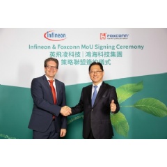 Peter Schiefer (President of the Infineon Automotive Division), Jun Seki (Foxconns Chief Strategy Officer for EVs) (from left to right)