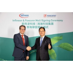 Peter Schiefer (President of the Infineon Automotive Division), Jun Seki (Foxconn’s Chief Strategy Officer for EVs) (from left to right)