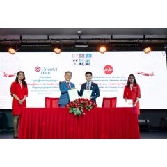 Photo Caption: (Second from left) Oriental Bank Managing Director/CEO, Datuk Phan Ying Tong and AirAsia Cambodia CEO, Vissoth Nam announcing the Strategic Alliance Declaration between AirAsia Cambodia and Oriental Bank in Phnom Penh.