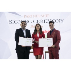 Photo Caption: Dabraj Sing (left), Chief Business Officer, airasia MOVE and YBhg Dato’ Sri Alha Alfa (right), Founder of Alha Alfa at the signing ceremony between airasia MOVE and Alha Alfa.