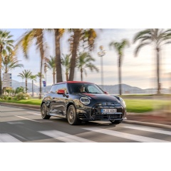 MINI Cooper SE in John Cooper Works Trim (electricity consumption combined: 14.7 - 14.4 kWh/100 km according to WLTP; CO₂ emissions combined: 0 g/km)