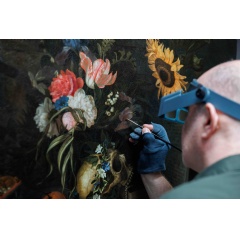 Restauration painting Maria van Oosterwijck. Photo: Rijksmuseum/Kelly Schenk
