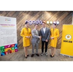 From left to right: Panarat Jitthanongsak, Head of Corporate Strategy and Business Development, Nok Air (2nd from left) with Kamil Diouri, Senior Director and Head of Flights, Agoda (3rd from left)