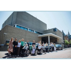 Residents and carers of healthcare institutions in Amsterdam were taken to the Van Gogh Museum in Hyundai electric cars (photo: Jelle Draper)