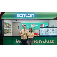 (LR) Tan Huang Ming and Catherine Goh at the newly launched Santan outlet in Food District.