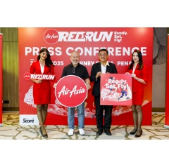 Photo Caption: (Second from left) Dato’ Captain Fareh Mazputra, CEO of AirAsia Malaysia and YB Tuan Wong Hon Wai, Penang State EXCO for Tourism and Creative Economy at the launch event of AirAsia Penang RedRun.