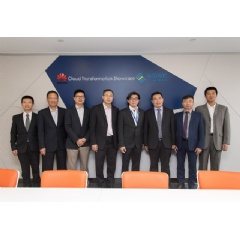 Mr. Sean Lee, CEO of CMHK (Left Five) and Mr. Wang Yongde, Vice President of Huawei Core Network (Right Three) together with other executives at the showcase