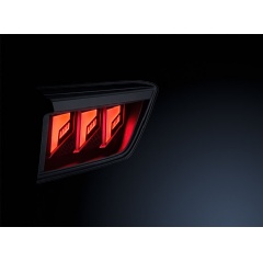 With the FlatLight concept, HELLA significantly changes the design of future rear combination lamps, as the indicator, brake light and tail light can be implemented in just one optical element. (Picture: HELLA)