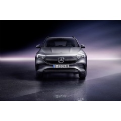 A one-meter-long light strip from HELLA visually connects the headlights of the Mercedes-Benz EQA. (Picture: Daimler Global Media Site)