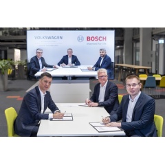 Gnter Krenz, General Manager Bosch Manufacturing Solutions, Rolf Najork, Member of the Board of Management, Robert Bosch GmbH, Aemen Bouafif, Assistant to the Bosch Board of Management (back row, l.to r.)
(see complete caption below)