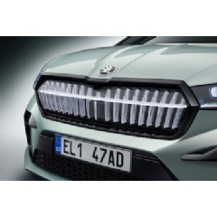 Under the name Crystal Face, the illuminated radiator grille from HELLA gives the all-electric Skoda Enyag V its striking appearance: (Picture: Skoda)