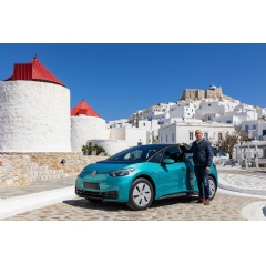 Thanos Papagiannis with his brand-new ID.3, the first private ID.3 on Astypalea. 
ID.3 - combined power consumption in kWh/100 km (NEDC): 14.0-13.7,CO2 emissions in g/km: 0; efficiency class:A+++.