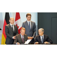Volkswagen CEO Diess and Canadian minister Champagne (foreground), German Federal Chancellor Scholz and Canadas Prime Minister Trudeau.