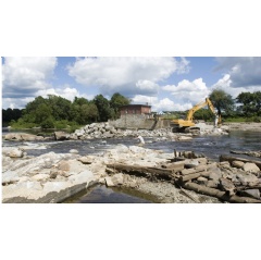 Construction at the Madison Electric Works Dam removal site on Oregon’s Sandy River, from August 2006. (NOAA)