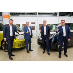From left to right: Thomas Schmall, Group Board Member for Technology at Volkswagen AG and Chairman of the Supervisory Board of PowerCo SE, (see complete caption below)