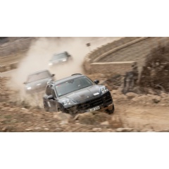 Prototype of the new Cayenne, 2023, Porsche AG
The product substance of the third-generation Porsche Cayenne is currently being extensively upgraded. The photo shows the SUV on a test drive. (see complete caption below)