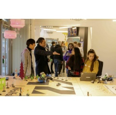 Student in the computer room: In open learning spaces, students are in constant exchange and work on the projects with the help of peer learning.
Volkswagen AG