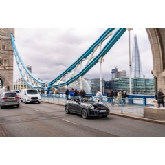 MINI Cooper SE Convertible (power consumption combined: 17.2 kWh/100 km according to WLTP; combined CO2 emissions: 0 g/km).