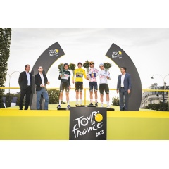 Tour de France winner accompanied to the finish line by camouflaged
new Superb Combi, receives trophy by Škoda Design team (see complete caption below)