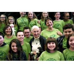 Dr. Jane Goodall with members of the Gordon Roots & Shoots group from Michigan during the 2019 Chicago Roots & shoots Showcase.
