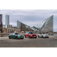 MINI Cooper SE Countryman ALL4 (fuel consumption combined: 2.0 - 1.7 l/100 km; electricity consumption combined: 14.0 - 13.1 kWh/100 km; CO2 emissions combined: 45 - 40 g/km). (see complete caption below)