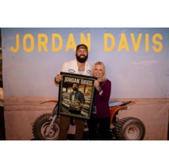 Pictured: Jordan Davis and UMG Nashville Chair & CEO Cindy Mabe celebrating 5 Billion career streams backstage in Nashville during Davis’ sold-out Ascend Amphitheater show (Sept. 1, 2023)
Photo Credit: Caleb Cockrell