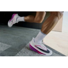The Nike Zoom Fly 6 weighs at least 10% less than its predecessor, features a full-length carbon fiber FlyPlate and adds more ZoomX foam for optimal energy return.