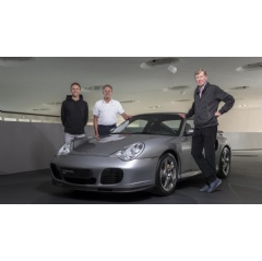 Timo Bernhard, Porsche Brand Ambassador, Thomas Krickelberg, Walter Röhrl, Porsche Brand Ambassador, Porsche 911 Turbo S (996), Porsche Museum, 2024, Porsche AG. Full image caption at the end.